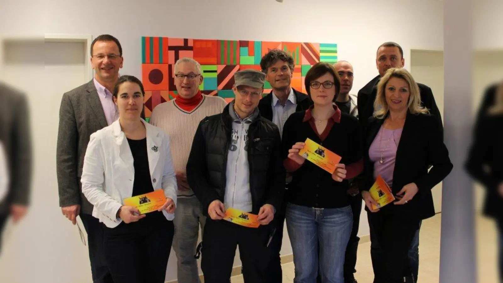 OB Andreas Haas (li.), Jugendreferentin Manuela Kreuzmair (re.) und die Leiter der Einrichtungen präsentieren die neue Jugendbroschüre“ (Foto: Raster)