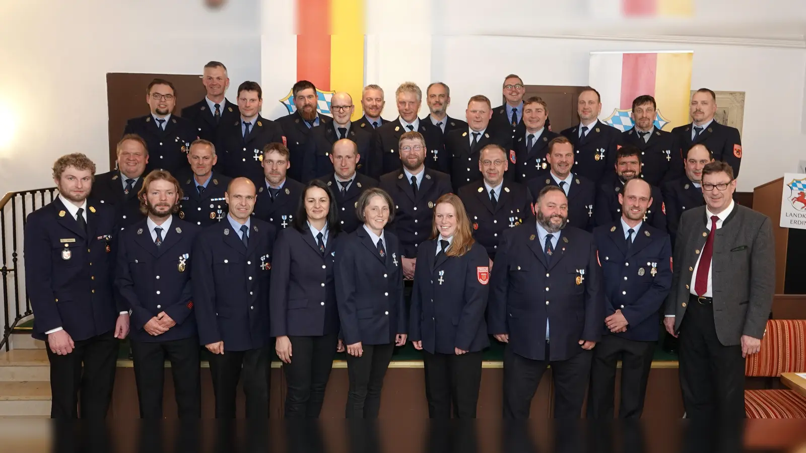 Insgesamt 72 Feurwehrler wurden ausgezeichnet. (Foto: LRA Erding)