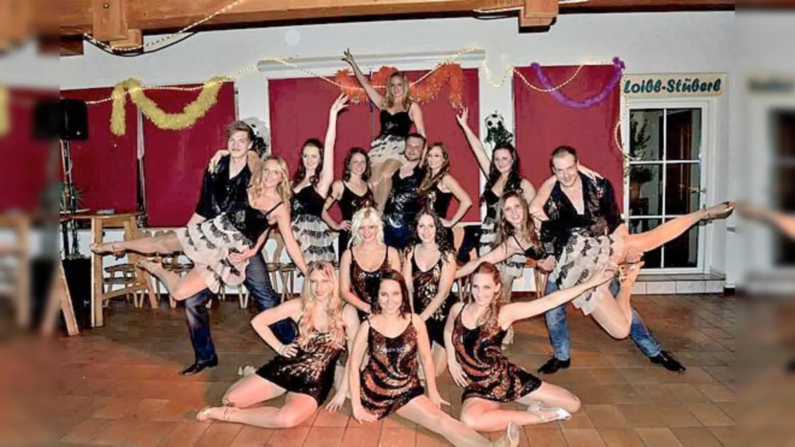 Wie im Märchen fühlen sich die beiden Prinzenpaare der Narhalla Heidechia. Sie kommen meist mit der Garde, zu der auch drei männliche Tänzer gehören. 	 (Foto: VA)