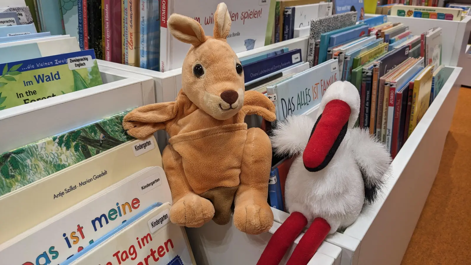 Alle Kuscheltiere, die am 5. September abgegeben werden, erleben eine abenteuerreiche Übernachtungsparty in der Stadtbibliothek Waldtrudering. (Foto: VA)