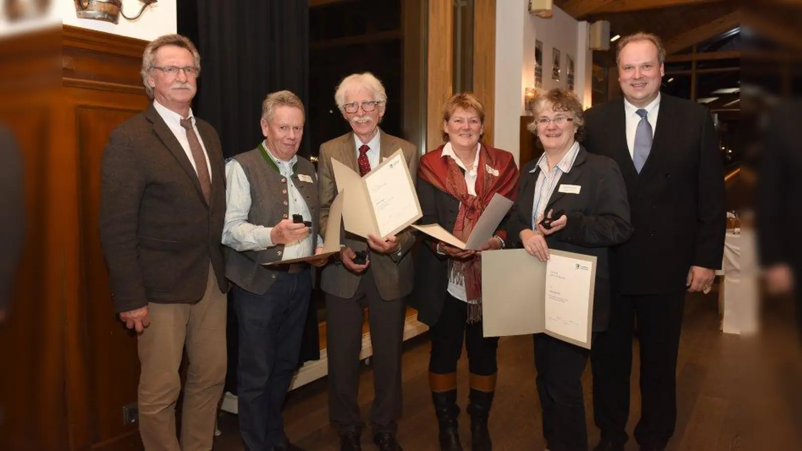 Große Ehrung für verdienstvolle Naturfreunde: (von rechts) Landrat Christoph Göbel zeichnete Christine Punscher, Karin Detsch, Roman Brugger und Herbert Pöhlmann für ihr langjähriges Vereinsehrenamt aus. Planeggs Bürgermeister Heinrich Hofmann gratulierte. (Foto: Presse Landratsamt München)