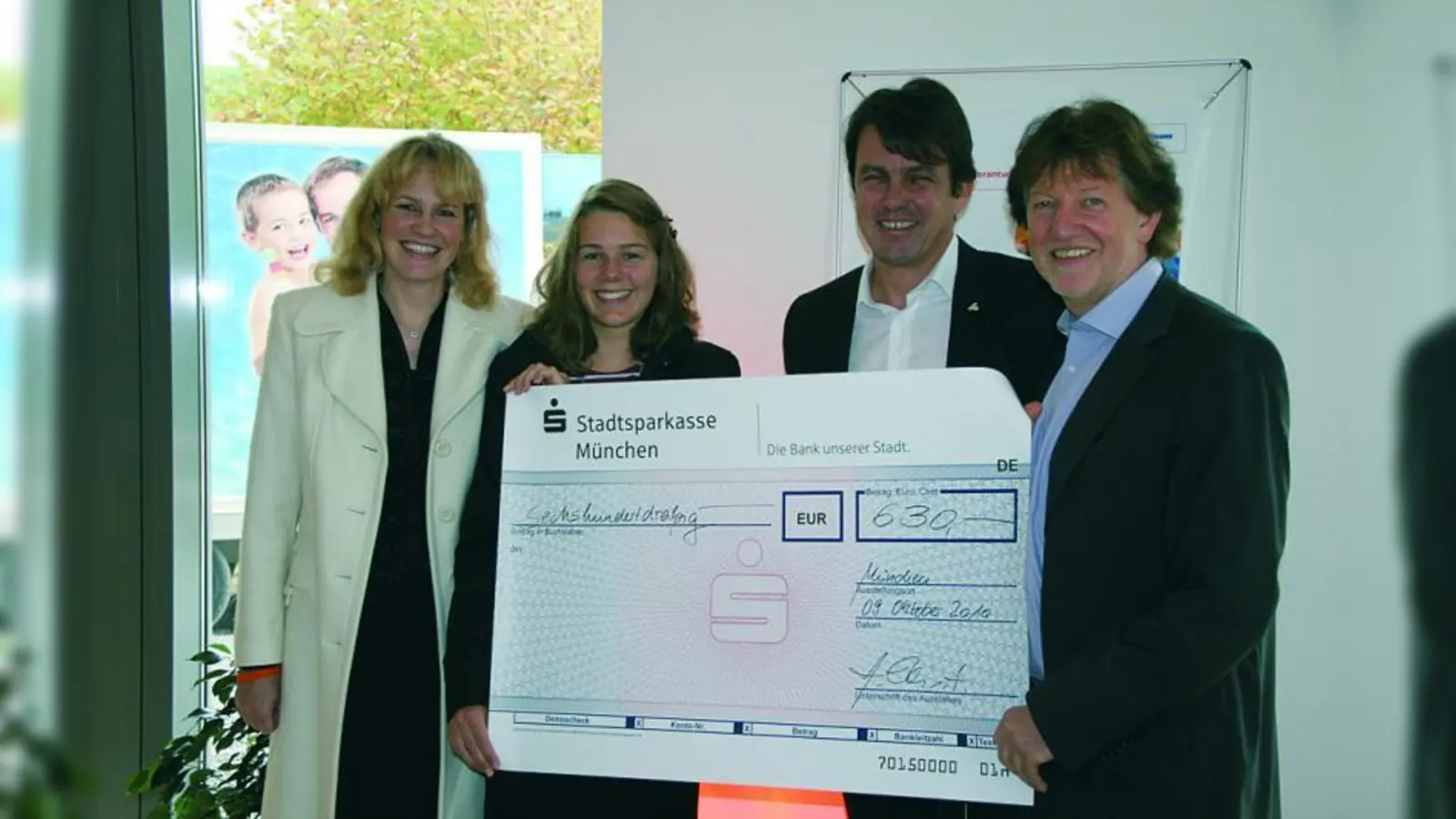 Anneke Elei, Oberstudienrätin des Louise-Schroeder-Gymnasiums und die Schülerin Annika Jung überreichten den Scheck aus der Kunstaktion an Bert Bleicher und Dr. Jürgen Haerlin, Tabaluga Kinderstiftung. (Foto: pi)