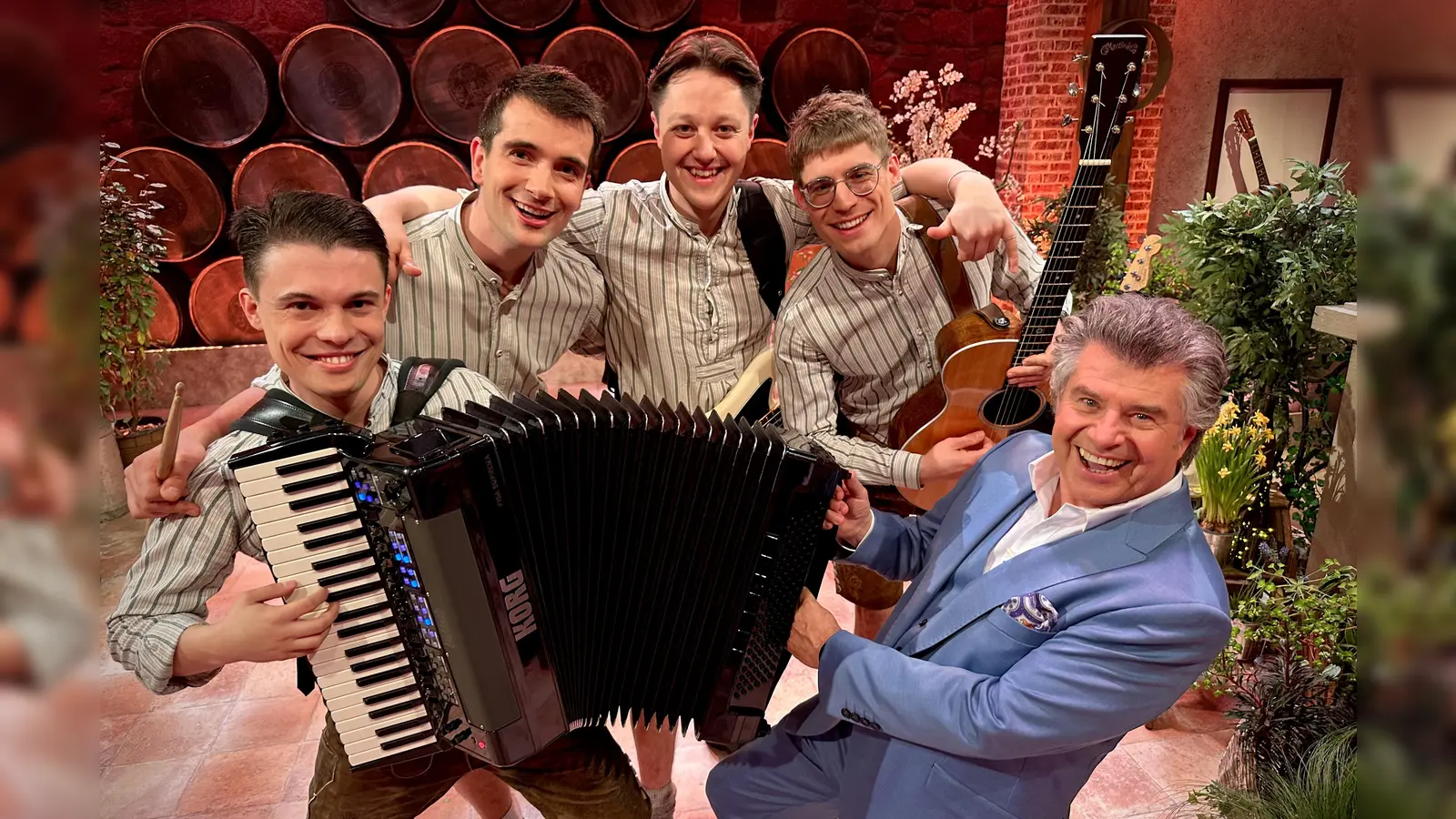Stefan Bauer, Martin Kneißl, Ferdinand Bauer, Lukas Forster und Gastgeber Andy Borg in den SWR-Studios in Baden-Baden. (Foto: Kerstin Joensson)