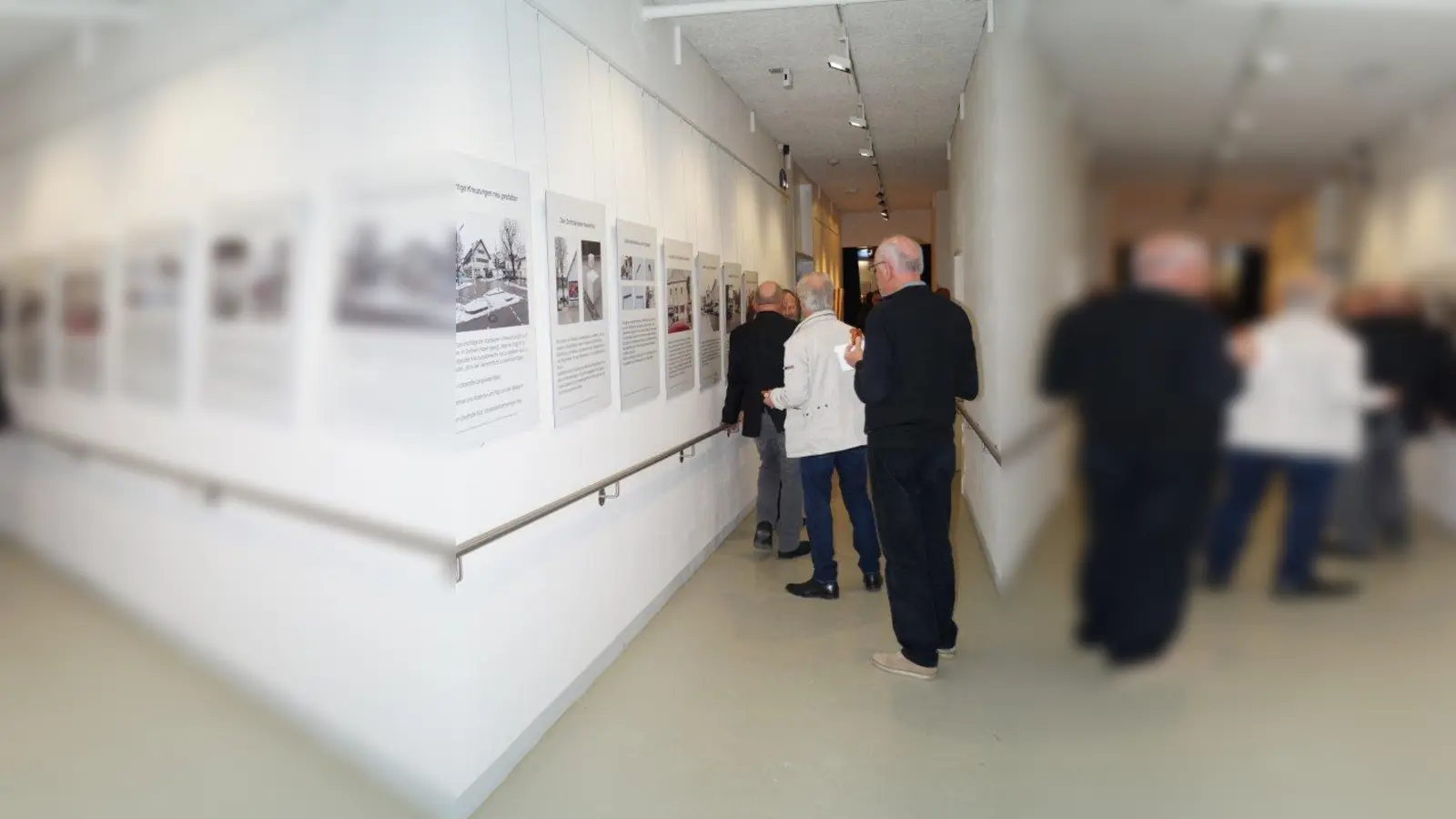 Auch an den Wänden des Durchgangs hingen Bilder. (Foto: pst)