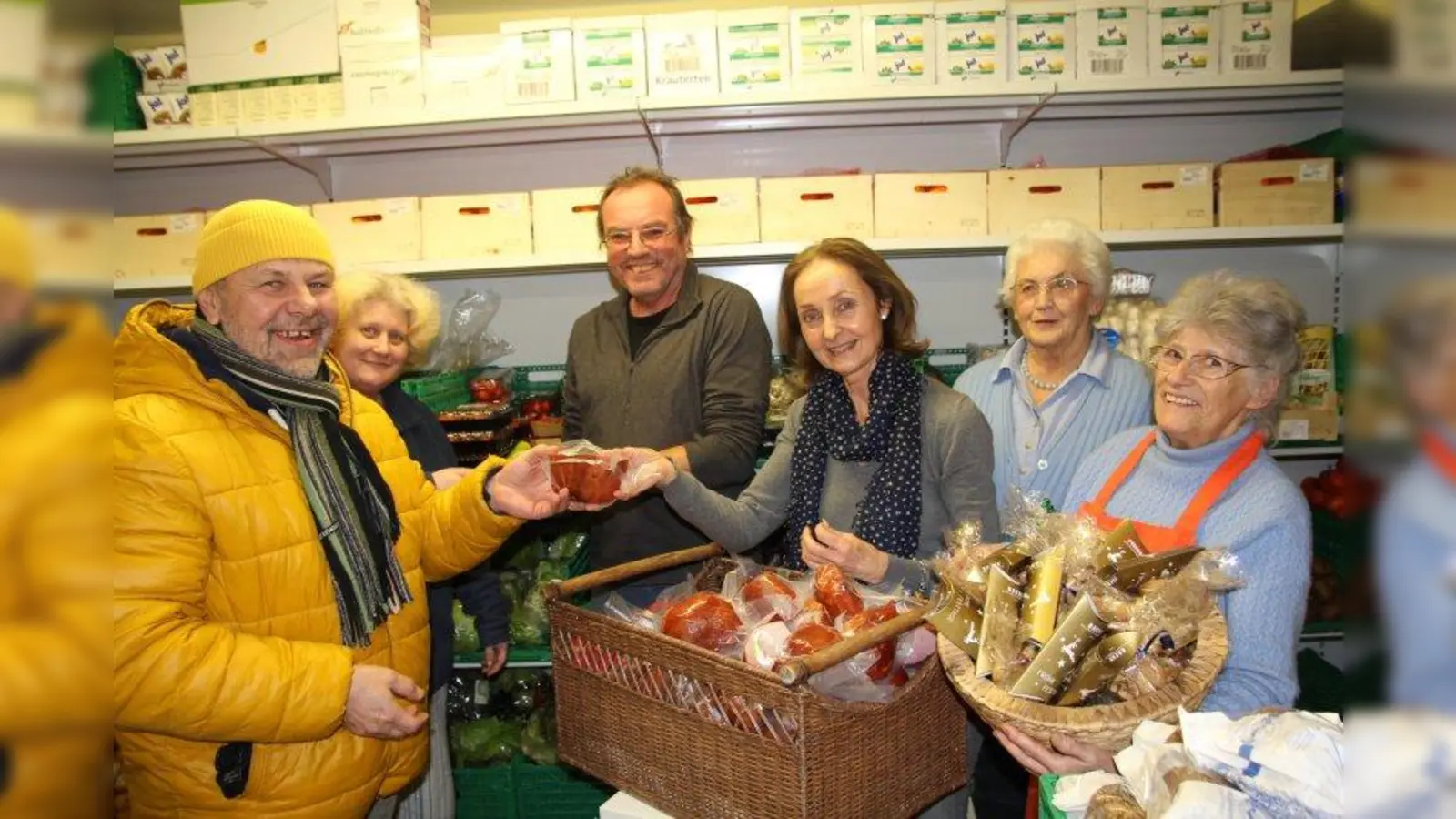In Aktion: Ursula Rutz, Juliana Woda, Initiatorin Monika Fliedner und Günter Heinrich (v.r.) von der Gautinger Tafel e.V. bei der traditionellen Weihnachtsausgabe im Jahr 2014. Wöchentlich gibt die Gautinger Tafel Lebensmittel und Waren des täglichen Bedarfs an inzwischen rund 60 bis 70 Bedürftige aus - und das seit 2006. (Foto: us/archiv)