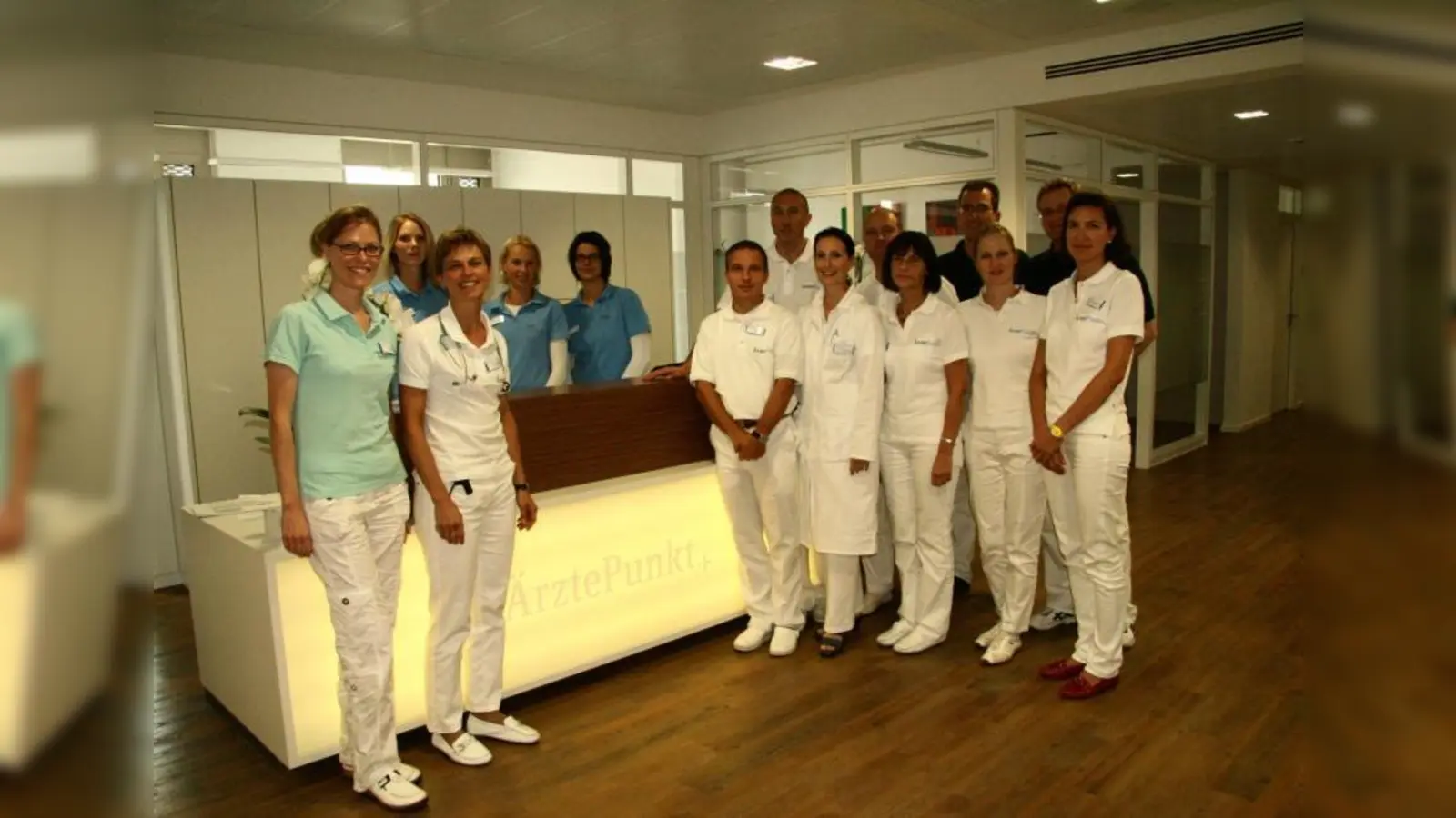 Sie gehören zum Team: v.l. Andrea Bachmeyr, Yvonne Möhrle, Anette Meidert, Yvonne Siefheus, Sofie Erler, Franz Nowak, Eduard Erdeljac, Yvonne Kammerer, Ulrich Schaller, Marion Rehm, Bettina Wachsmann, Cathrin Zeisner. Dahinter v.l. die Kaufleute Christoph Engelbrecht und Ulrich Schulze. (Foto: US)