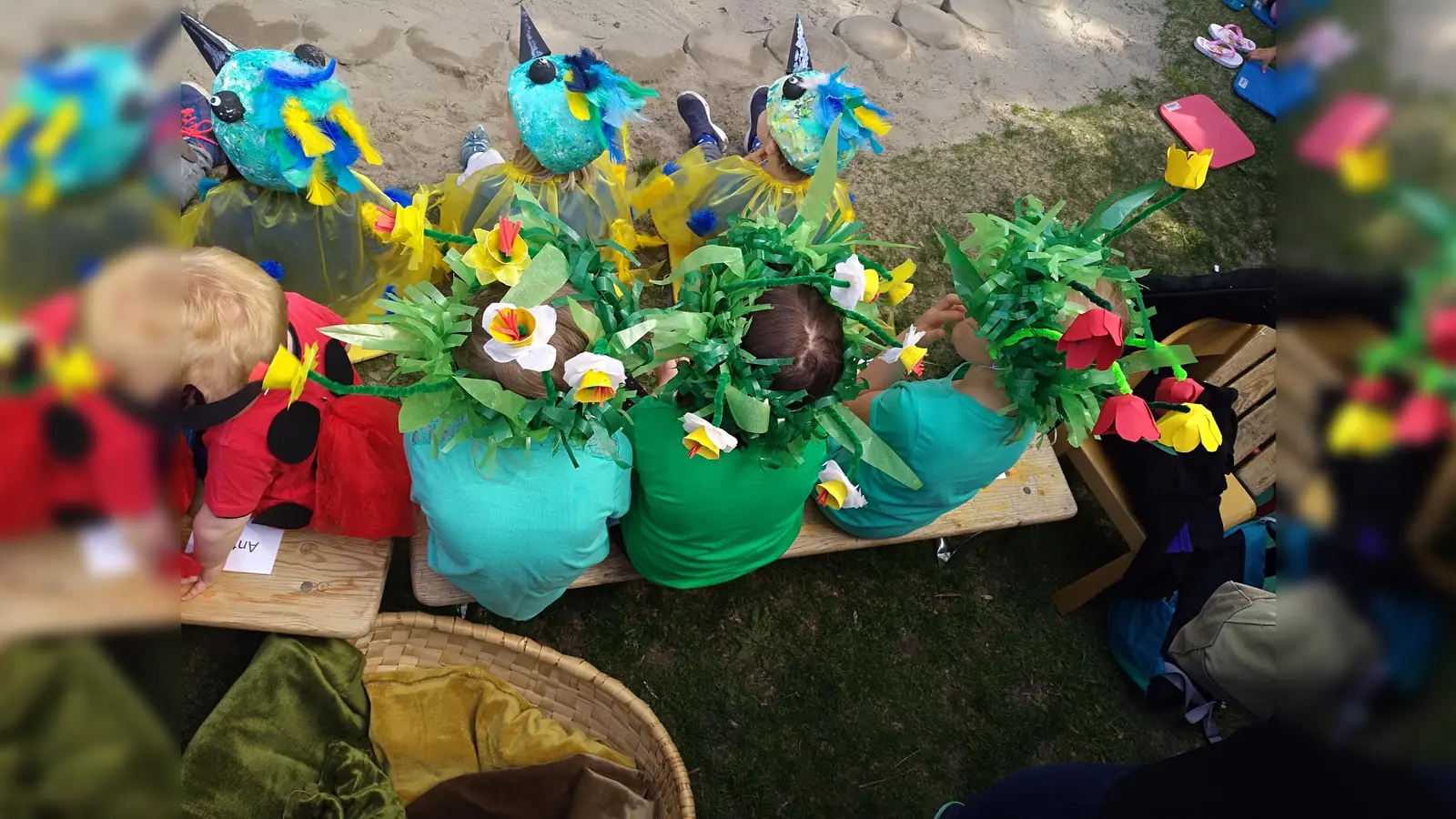 So sieht der Frühling aus: Die Kinder des Kindergarten St. Johannes luden beim diesjährigen Maifest auf eine Reise durch die Jahreszeiten ein. (Foto: ahi)