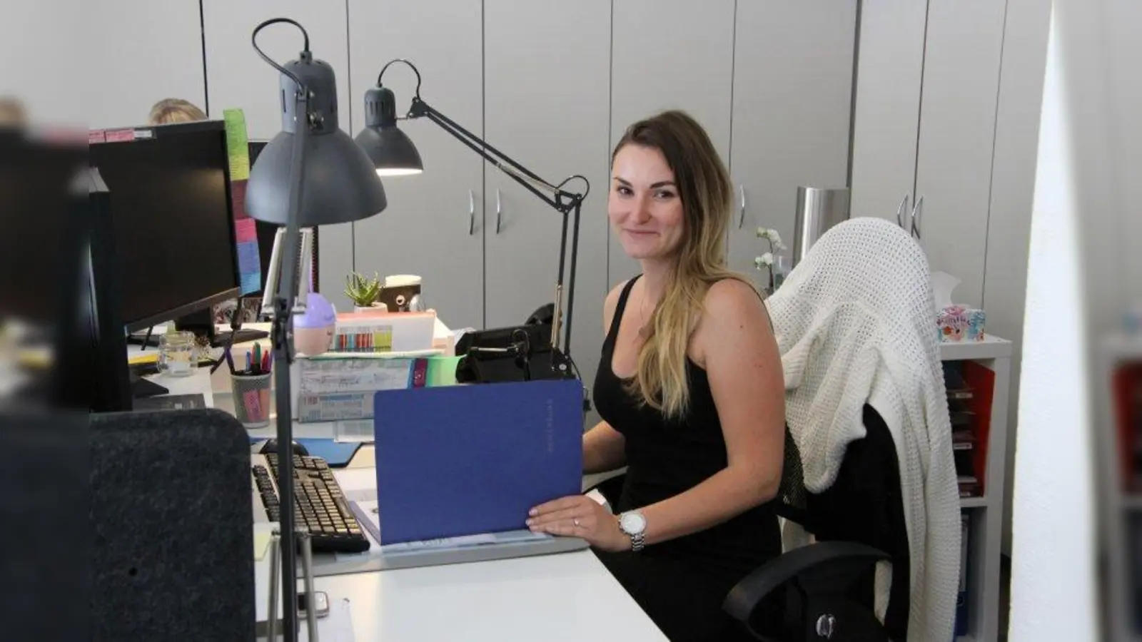 Fachmännischer Blick auf die Bewerbung: Kristina Binder ist als Assistentin der Geschäftsführung der Münchner Wochenanzeiger auch für Ausbildungsfragen zuständig. (Foto: sb)