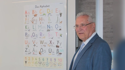 Im Anker-Zentrum werden auch Deutschkurse angeboten. Innenminister Joachim Herrmann sah sich die Seminarräume an. (Foto: job)