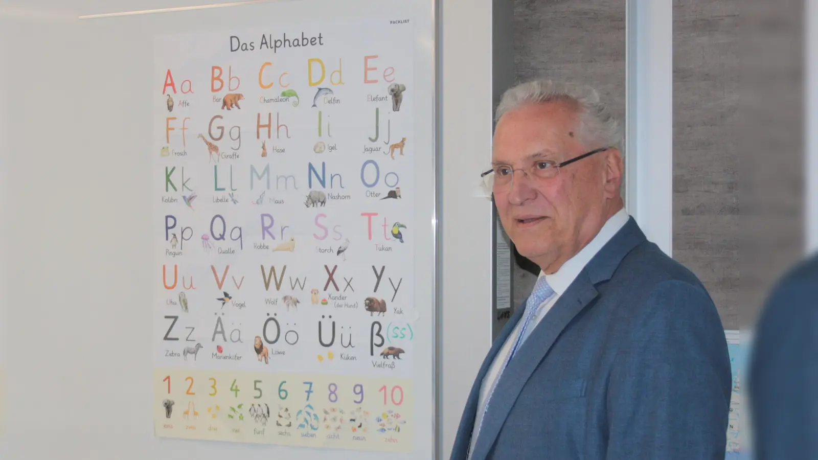 Im Anker-Zentrum werden auch Deutschkurse angeboten. Innenminister Joachim Herrmann sah sich die Seminarräume an. (Foto: job)