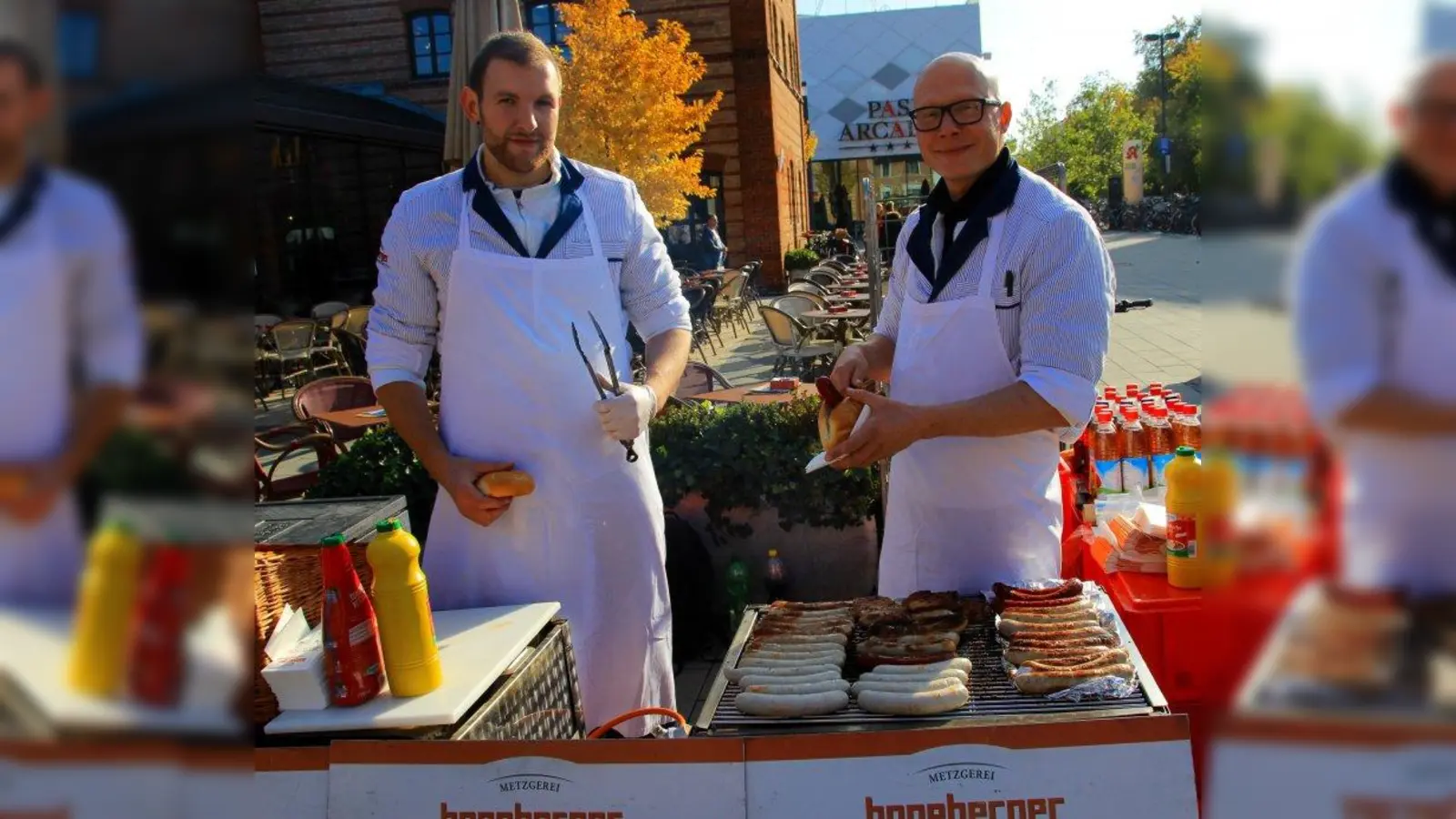 Markt, gute Stimmung, leckres Essen: die Metzgerei Boneberger sorgte mit ihrem Grillstand für einen aromatischen Duft quer über das Marktgelände. Filialleiter Robert Lätzsch und Timo Wittenberger (v.r.) grillten Bratwürste aller Art und Steaks. (Foto: us)