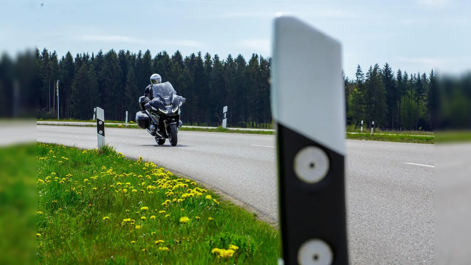 Um sicher unterwegs zu sein, sollten Motorradfahrer nach der langen Winterpause einiges beachten. Auch ein Fahrsicherheitstraining kann absolviert werden, um wieder fit auf den Rädern zu sein.  (F.:  © ADAC Südbayern/sl-pictures.de)