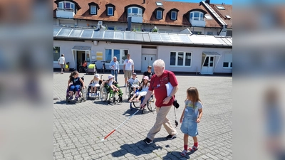 Die Vorschulkinder des Kindergartens Löwenzahn bekamen einen Eindruck davon, wie schwierig es manchmal ist, wenn man auf den Rollstuhl oder den Blindenstock angewiesen ist. (Foto: Nicole Doroba/ Tanja Doetsch )