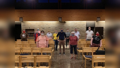 Der SPD-Ortsverein Neuperlach mit Maximilian Janicher, Simon Seeliger, Leopold Klemencic, Rosi Günes, Uta Prinz, Mareike Riewe, David Rausch, Bruno Müllhofer, Margaretha Riedel, Kurt Damaschke, Gerhard Riewe und Rebekka Göldl (von links nach rechts). (Foto: privat)