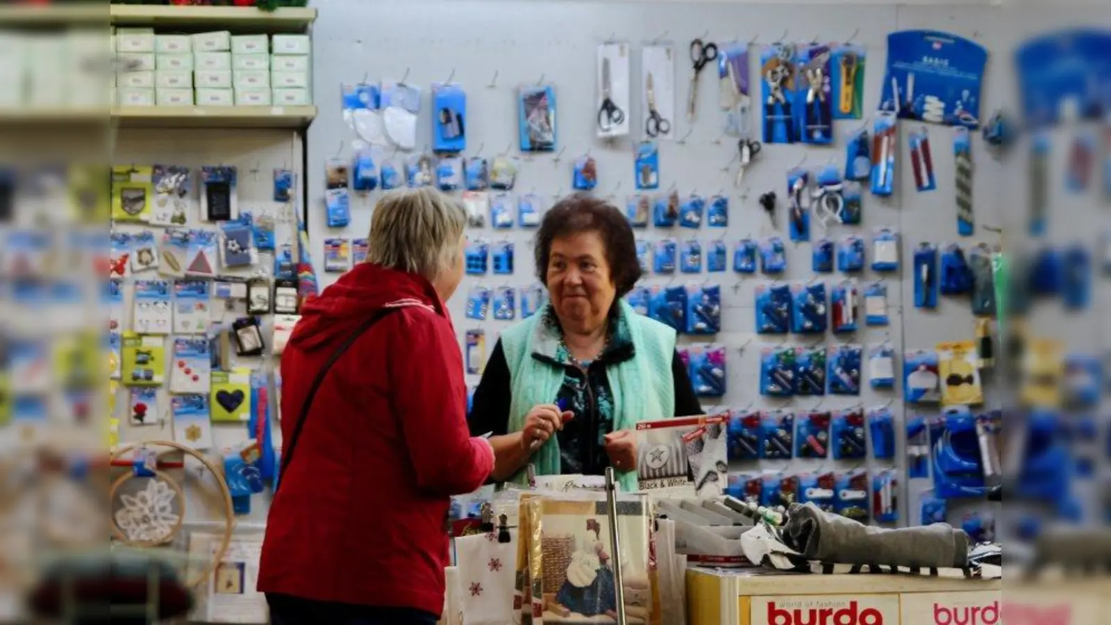 Hier gibt es nichts, was es nicht an Nähmaterial gibt, Beratungen und Stopf- und Waschservice inklusive. Inhaberin Karin Müller in ihrem „Nähkästchen” in der Landsberger Straße 507. (Foto: us)