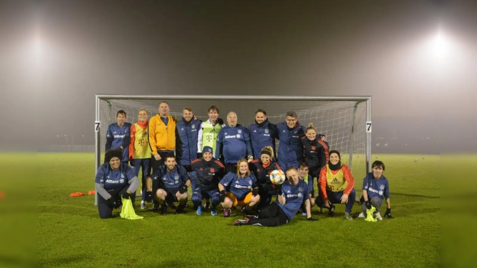 Inklusionswoche: die Mitglieder der Sportgruppe der Offenen Behindertenarbeit (OBA) München zusammen mit Spielerinnen und dem Trainerteam des FC Bayern. (Foto: FCB)