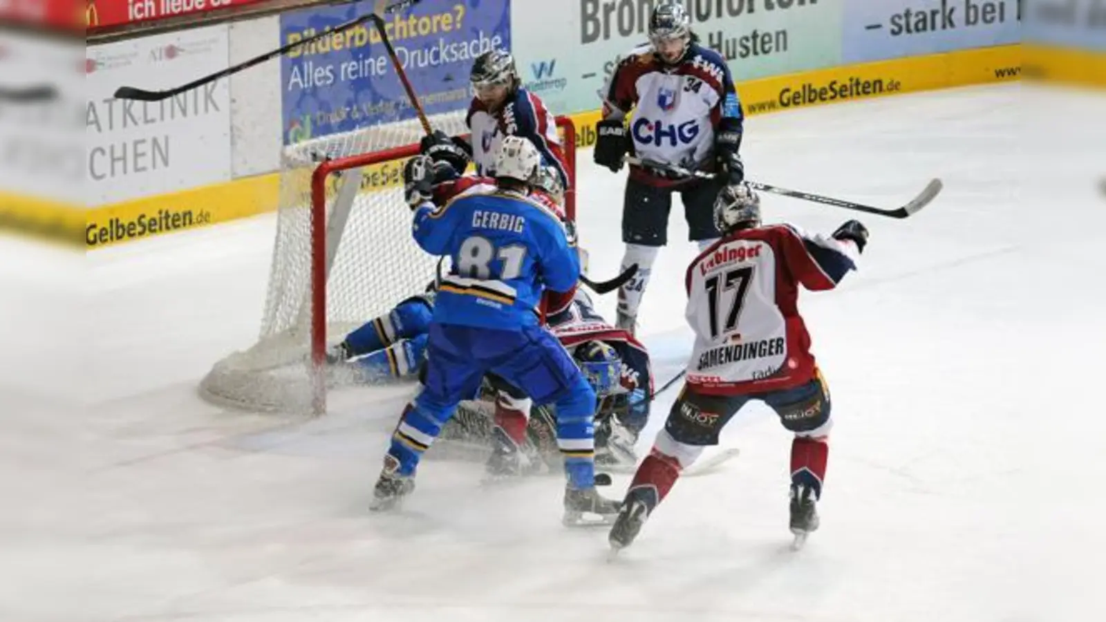 Die Münchner Eishockeycracks haben mit allen Mitteln gekämpft, da flog auch mal der Stock weg (links oben). 	 (Foto: Heike Feiner)
