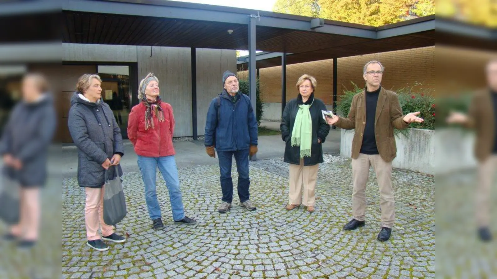 Ulrich Wieler (r.) gefällt der Kircheninnenhof. Die Besucher sind skeptisch. (Foto: pst)