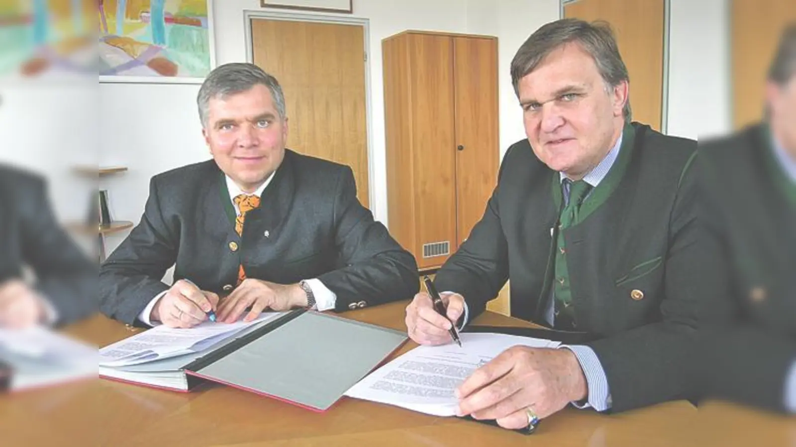 Landrat Gottlieb Fauth (l.) und Grafings Rathauschef Rudolf Heiler haben den Vertrag für den gemeinsamen Mensabau unterschrieben. 	 (Foto: Landratsamt)