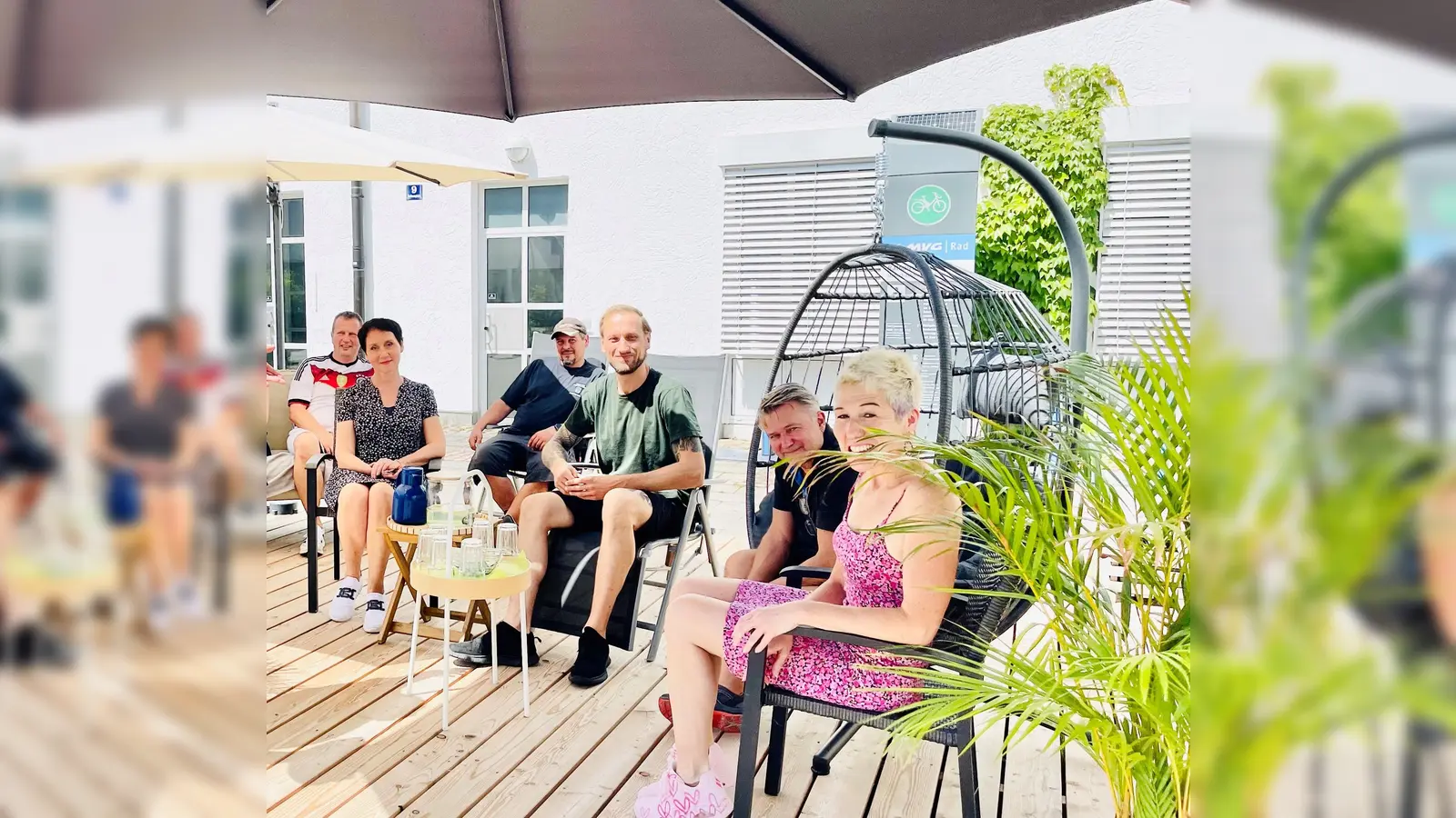 Das Team der Gemeindebücherei Unterhaching freut sich auf Besucher im Lesegarten. (Foto: hw)