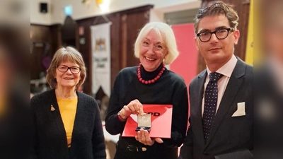 Christa Weigl-Schneider und Raoul Koether überreichten Evelyn Lang (m.) die Willy-Brandt-Medaille. (Foto: SPD Pasing)