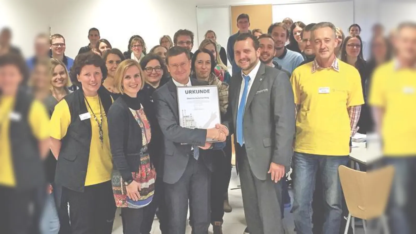 Schulleiter Matthias Wabner (Zweiter von rechts) und die stellvertretende Schulleiterin Sylvie Schnaubelt (Zweite von links) freuen sich über die Urkunde, die der Ministerialbeauftragte Wilhelm Kürzeder überreichte.	 (Foto: Schule)