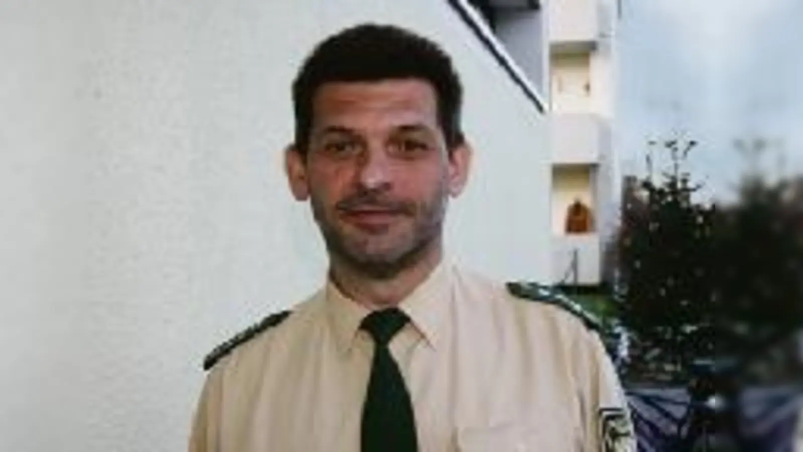 Polizeihauptkommissar Ulrich Milius warnt vor den steigenden Straftaten in Poing. Auch die Statistik (re.) kann eine steigende Tendenz, vor allem in der Straßenkriminalität nicht verleugnen.  (Foto: pt/ Polizei)