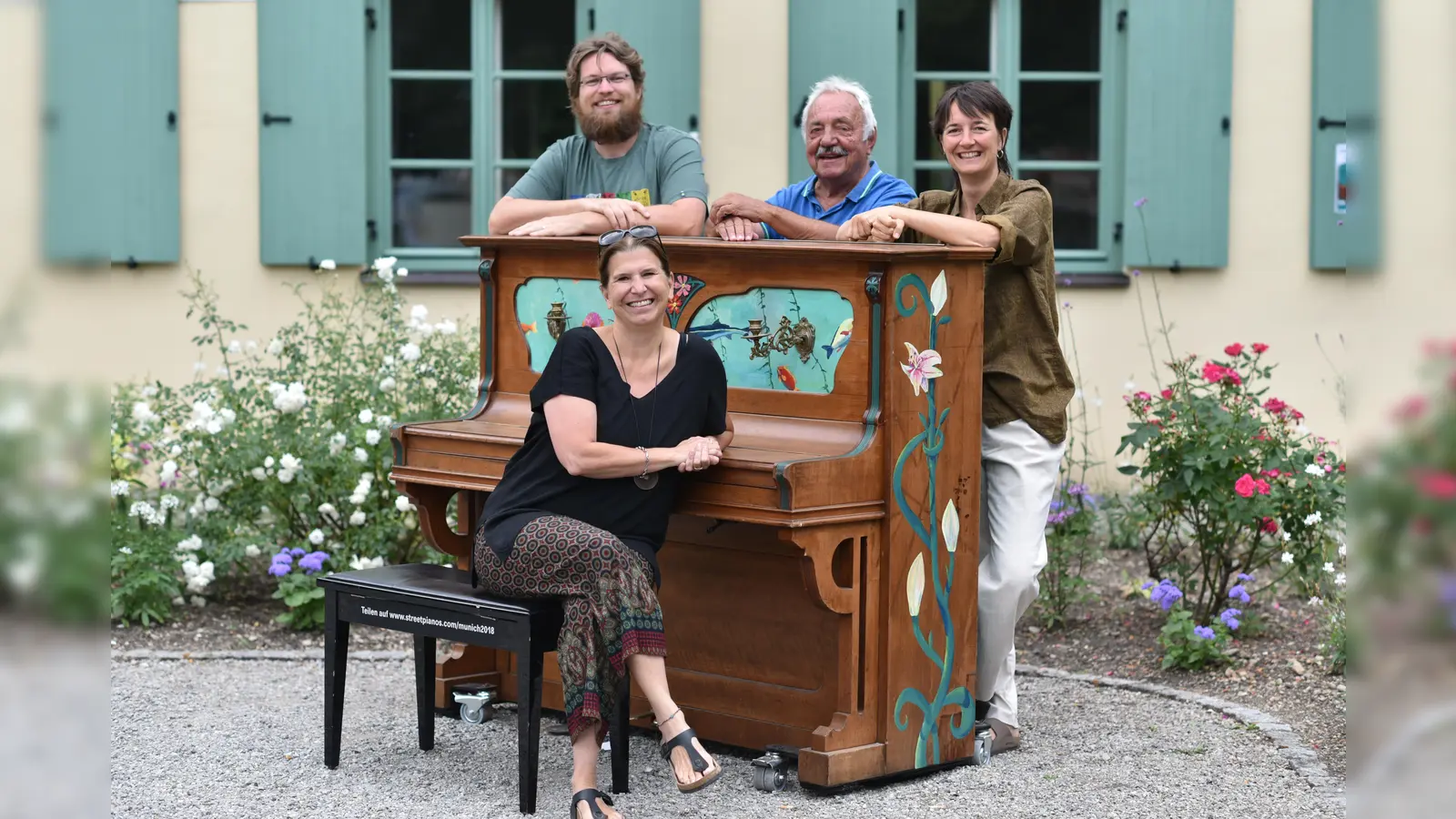 Das Organisationsteam freut sich auf die 11. Moosacher Musiknacht. Vorne sitzend Julia Schönfeld-Knor, dahinter von links nach rechts: Benjamin Hilbig, Günther Frohnauer und Marie Nüzel. (Foto: Benjamin Hilbig)