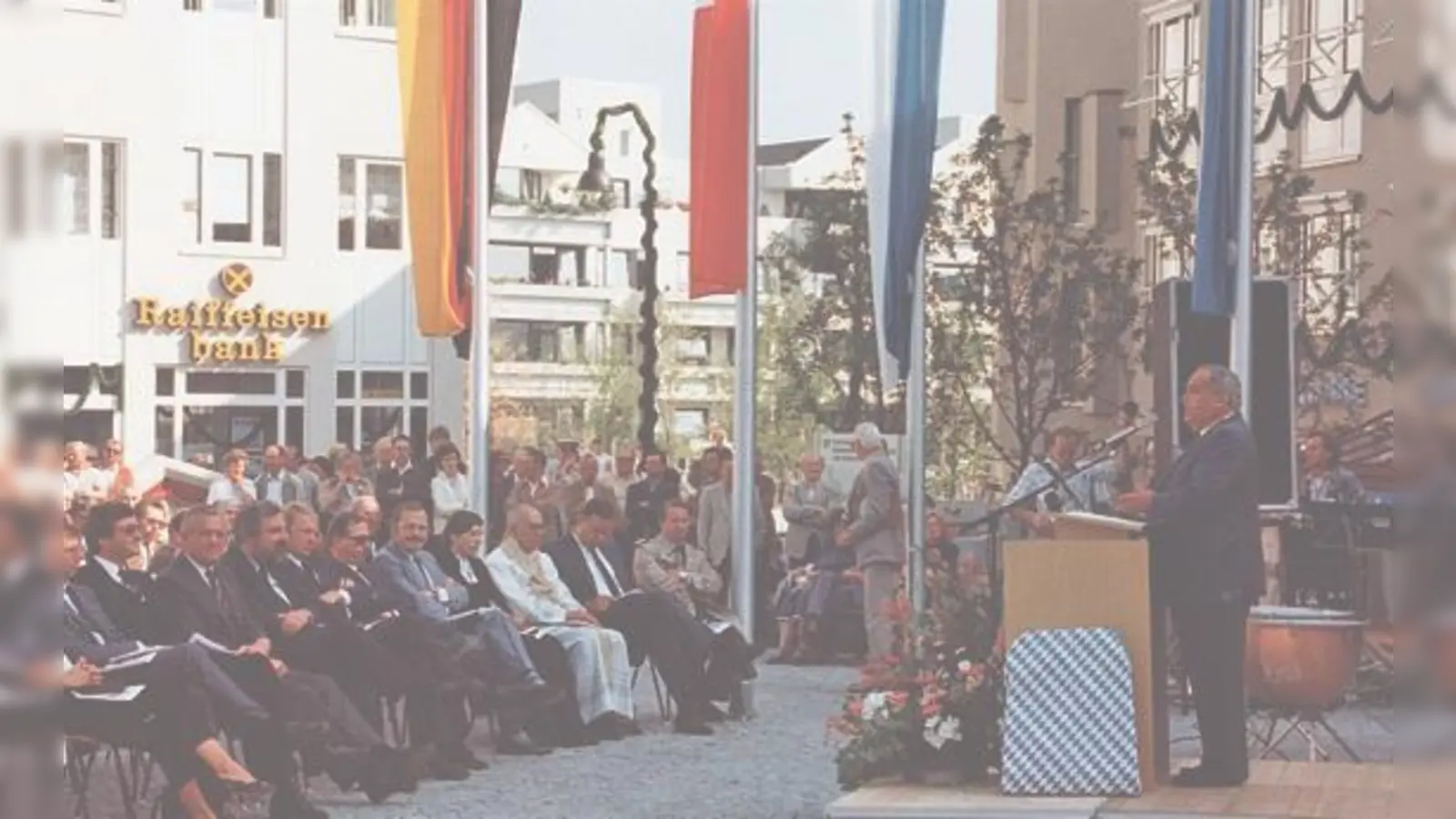 Die 1.200-Jahr-Feier wurde ein großes Fest und fand 1985 auf dem neuen Rathausplatz in Unterschleißheim statt.	 (Foto: Heimatmuseum Unterschleißheim)