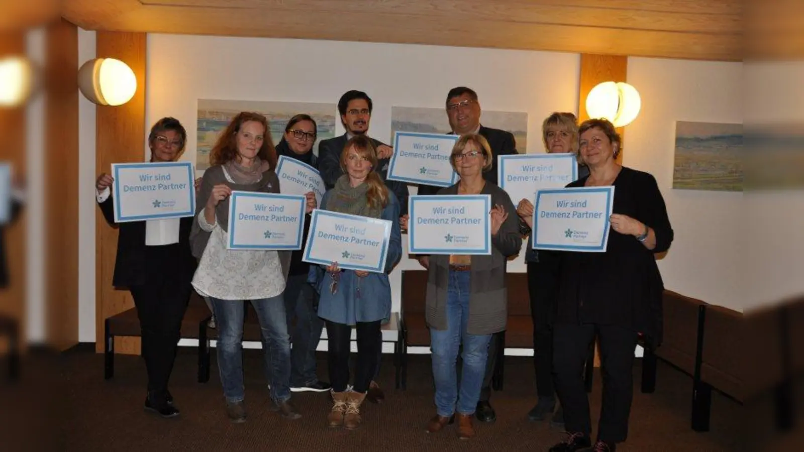 Beteiligen sich an der bundesweiten Initiative „Demenz Partner“ (v.l.): Lorena Nowac (soziale Begleitung/Ehrenamt Altenheim St. Josef Karlsfeld), Christine Kuhn (Ergotherapie Dachau), Verena Nuber (Heimleitung Altenheim St. Josef Karlsfeld), Till Pabst (Heimleitung Altenheim Marienstift Dachau), Madlen Hardtke (Fachstelle Pflegende Angehörige Caritas Dachau), Elfriede Felkel (Seniorenfachberatung im Landratsamt), Landrat Stefan Löwl, Inge Hasselbrink (Seniorenbegleitung Caritas Dachau) sowie Christa Kurzlechner (Demographie Managen, Landratsamt Dachau). (Foto: Silke Lein)