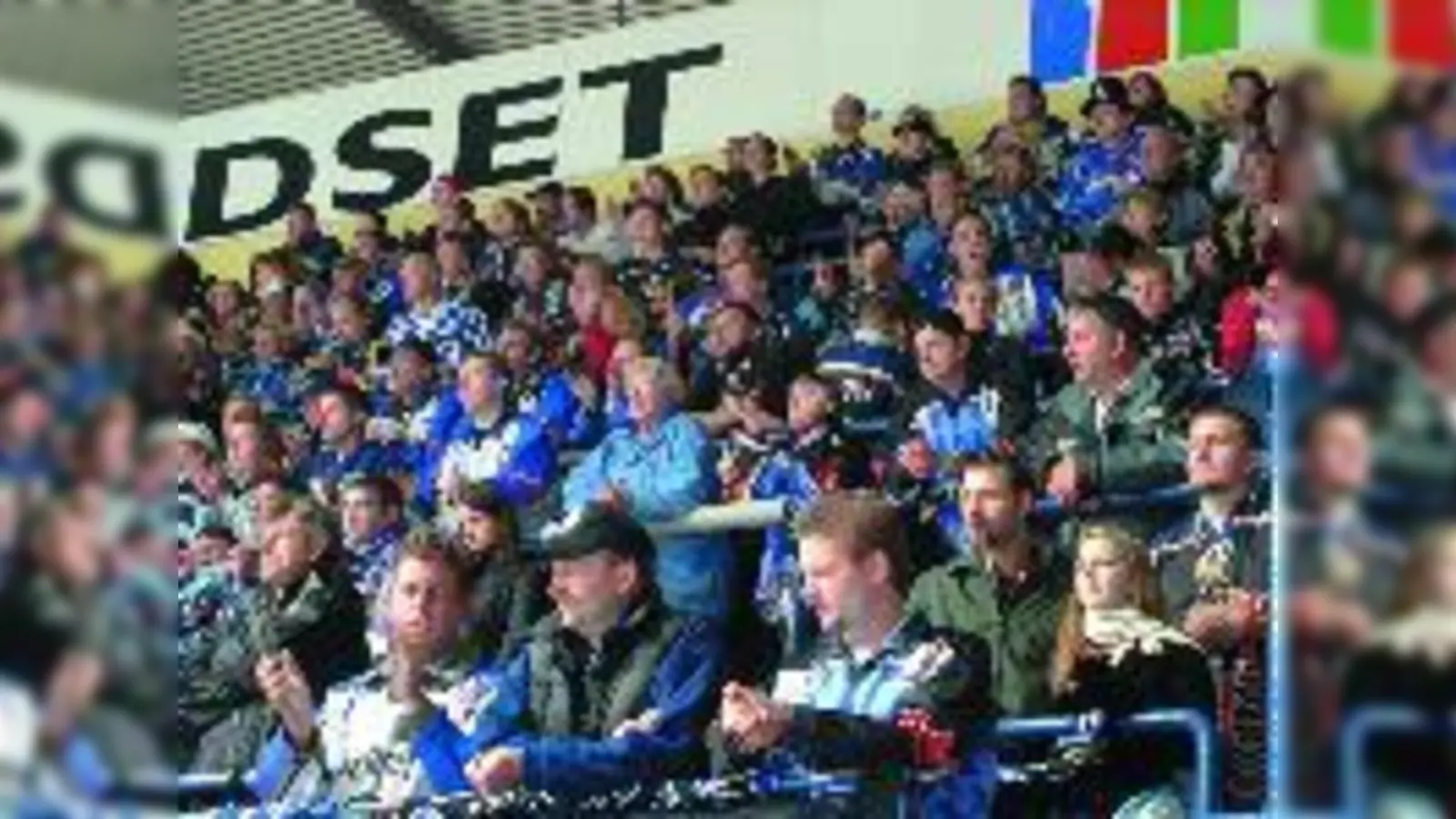 Sie sorgen für eine Top-Stimmung, auch, wenn die Halle nicht rappelvoll  (Foto: Die Fans des EHC.)