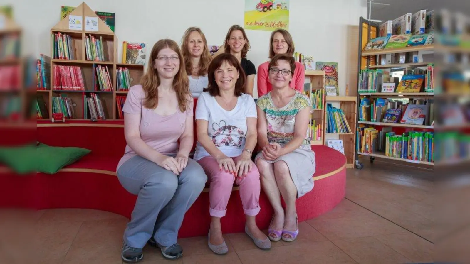 Das Team der Kraillinger Bücherei: vorne v.l. Leiterin Diana Widmann, Petra Seiler und Gabriele Windel sowie hinten v.l. Martina Caspar, Birgit Wiedemann-Medele und Andrea Neubert. Nicht im Bild Team-Neuling Sarah Mathhews. (Foto: Gemeindebücherei Krailling)