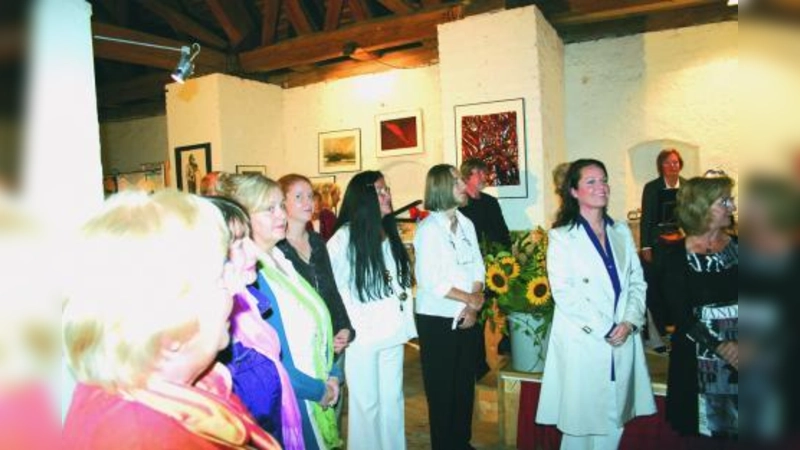 Sieben Künstlerinnen präsentieren ihre Arbeiten im Rahmen des Kunststücks Würm 2009: v.l. die Vorsitzende des Kulturverein Allach-Untermenzing Gisela Mayrhofer-Bernhard und die Künstlerinnen Renate Streck, Heidi Petra Schworobuk, Stephanie Ser, Helga Graf, Sibylle Patschovsky, Stephanie Angelika Frey und Ulrike Schröter. (Foto: SE)