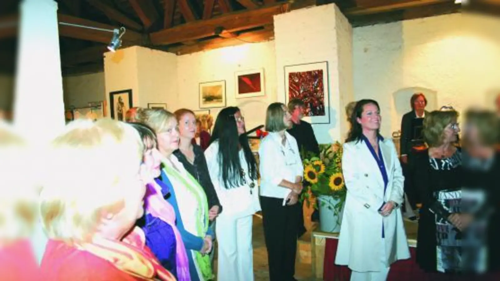 Sieben Künstlerinnen präsentieren ihre Arbeiten im Rahmen des Kunststücks Würm 2009: v.l. die Vorsitzende des Kulturverein Allach-Untermenzing Gisela Mayrhofer-Bernhard und die Künstlerinnen Renate Streck, Heidi Petra Schworobuk, Stephanie Ser, Helga Graf, Sibylle Patschovsky, Stephanie Angelika Frey und Ulrike Schröter. (Foto: SE)