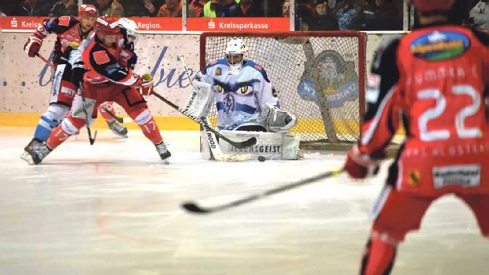Riesenchance von Markus Eberhardt im Heimspiel gegen die Blue Devils: Er scheitert aber an Torhüter Daniel Huber.	 (Foto: smg/Nicky Alexander)