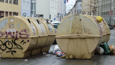 An vielen Wertstoffinseln im Westend könnte sich demnächst etwas am Erscheinungsbild ändern. Denn in manchen Teilen des Bezirks wird demnächst die Wertstofftonne erprobt, wo Verpackungsmüll in den hauseigenen Tonnen entsorgt werden kann. (Foto: Beatrix Köber)