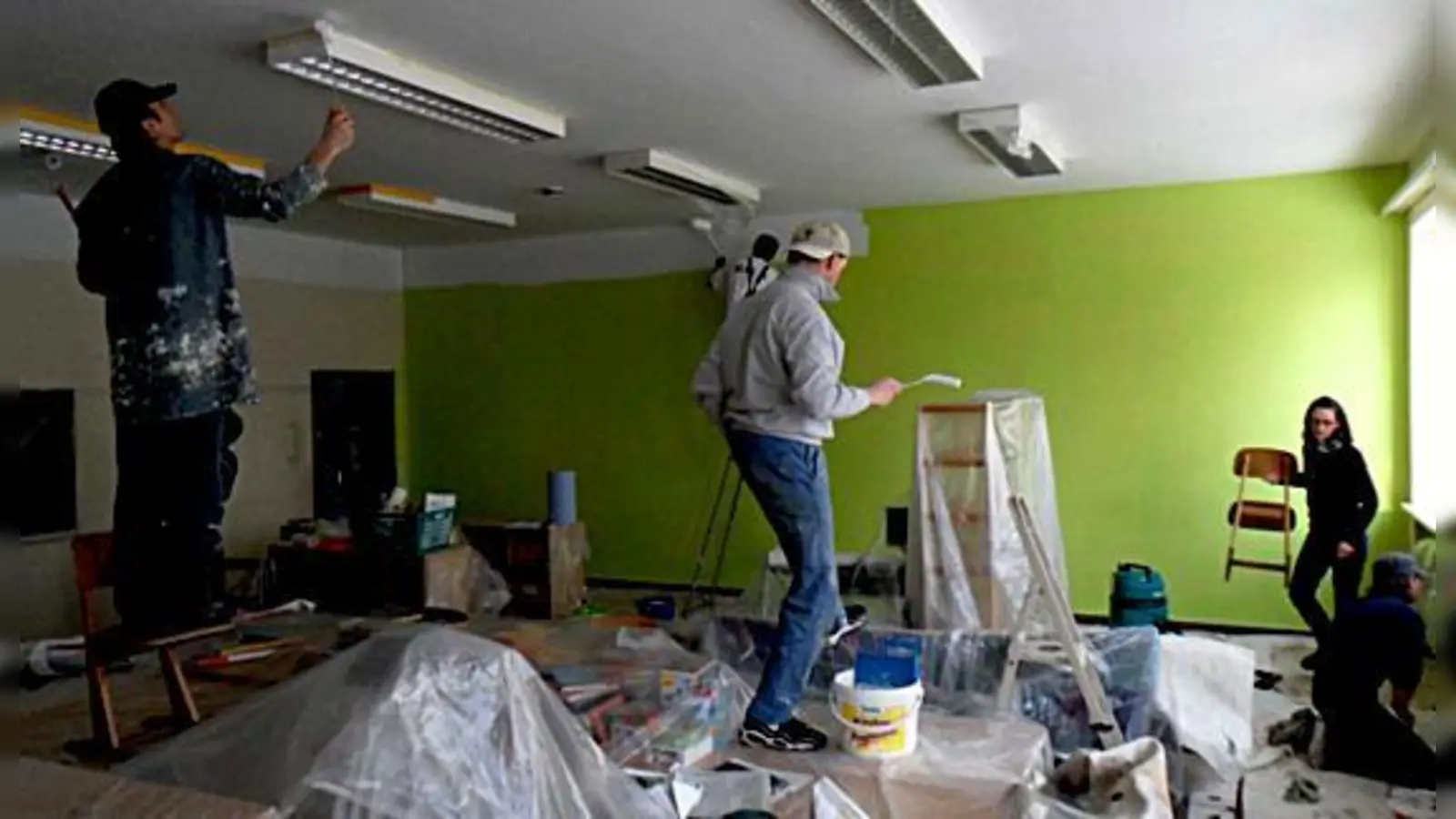 Eltern greifen zu Farbrolle und Pinsel. Die Gemeinde Langenpreising spart eine vierstellige Summe, die Kinder bekommen ein wunderschönes Klassenzimmer. 	 (Foto: sy)
