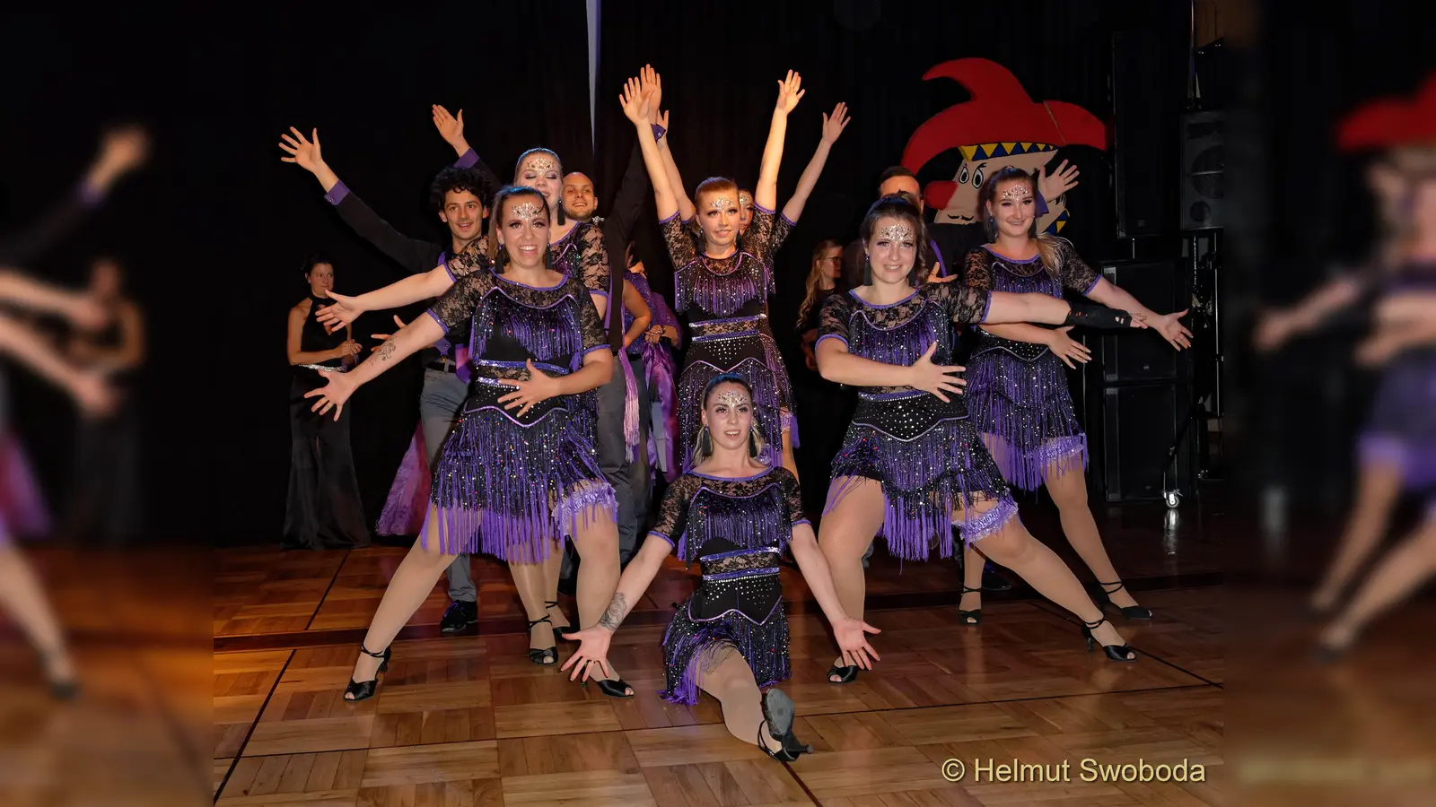 Die Faschingsgarde der Gleisenia steht bereit, jetzt fehlen nur noch die Prinzenpaare, die sie begleiten dürfen. (Foto: Helmut Swoboda)