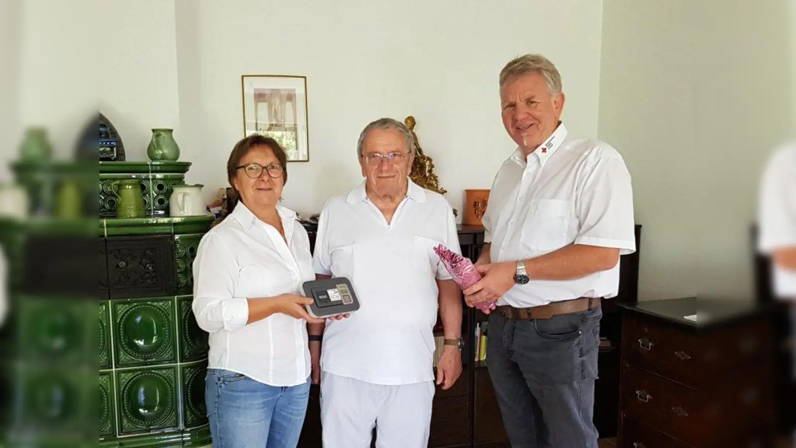 Hilde Quaschny, zuständig für den Hausnotruf beim BRK Weilheim-Schongau, Lars Petersen, sowie BRK-Kreisgeschäftsführer Hans Eberl (von links). (Foto: BRK)