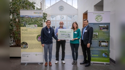 Bei der Label-Verleihung (v.l.): Uwe Messer (Projektleiter Kommbio e.V.), Joachim Michel (Vorstand Förderverein Weilheimer Agenda21 e.V.), Angelika Baur (Klimaschutzmanagerin Stadt Weilheim) und Rolf Spreter (Geschäftsführer Kommbio e.V.). (Foto: Stadt Kronberg, Horn)