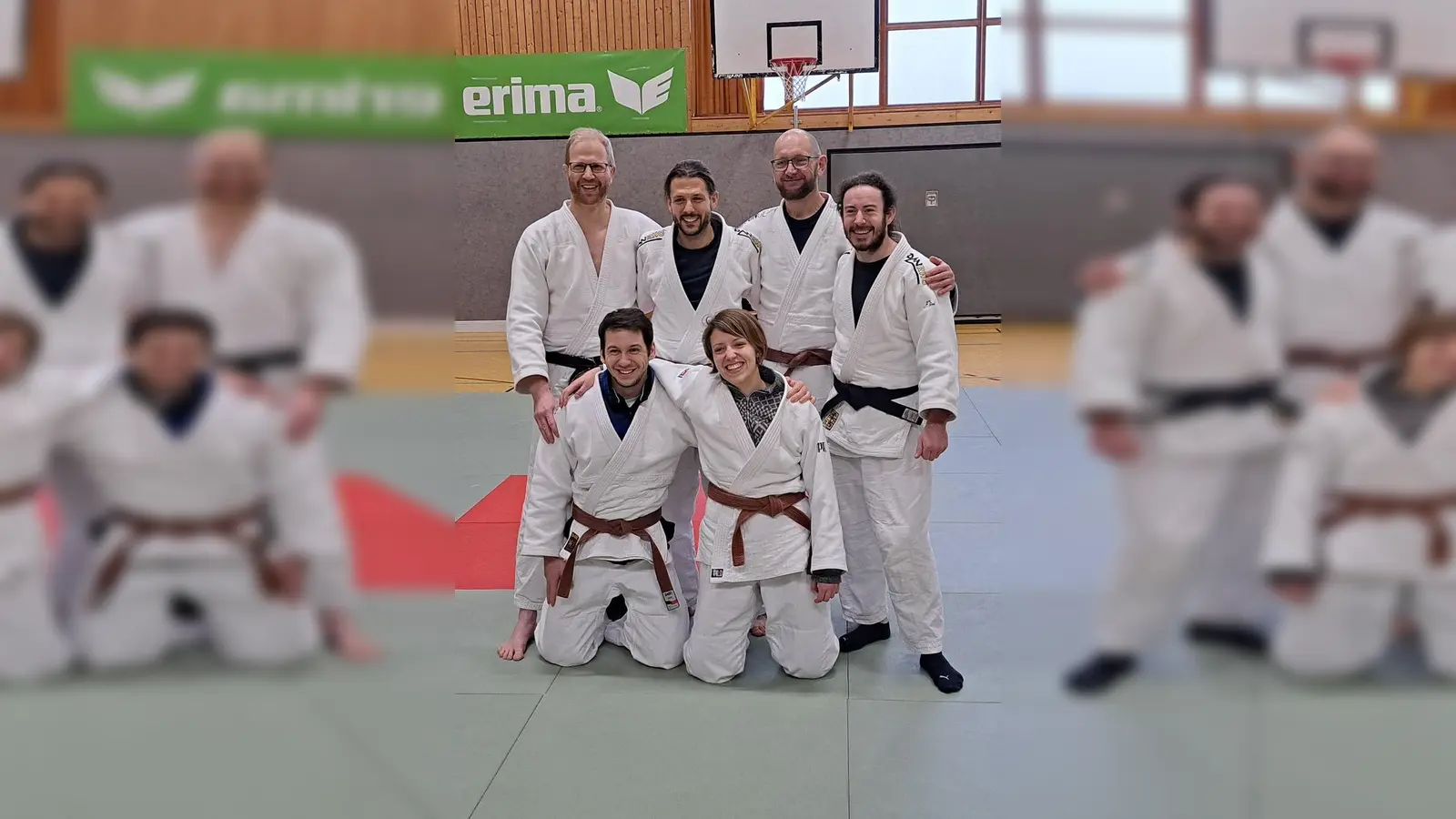 Alle sechs Anwärter für den schwarzen Gürtel haben ihre Prüfungen bestanden.  (Foto: TSV Neufahrn)