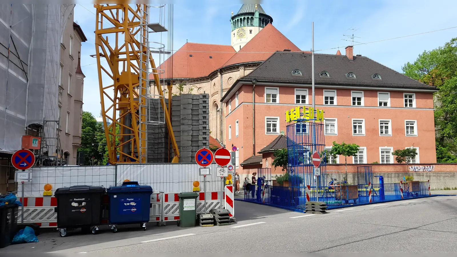 An der Ecke Kazmairstraße / Kiliansplatz trifft das Projekt „Umlenken“ (rechts im Bild) heuer auf eine Baustelle, weswegen die Einfahrt zum Kiliansplatz gesperrt ist. (Foto: Beatrix Köber)