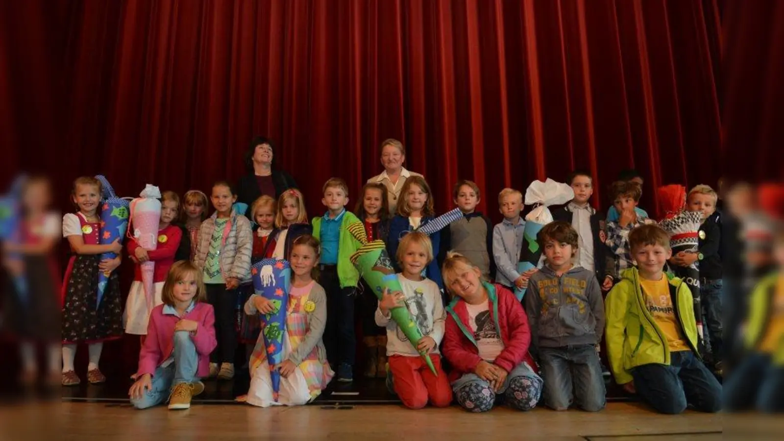 Die Kinder der Klasse 1-2a mit ihrer Lehrerin Jutta Oberacher (l.). Bürgermeisterin Susanna Tausendfreund begrüßte die ABC-Schützen im Bürgerhaus. (Foto: Gemeinde Pullach)