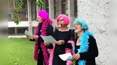 Die "Drei Kussinen" erfreuten die Bewohner des Lore-Malsch-Hauses in Riemerling mit ihrer Darbietung.  (Foto: Privat)