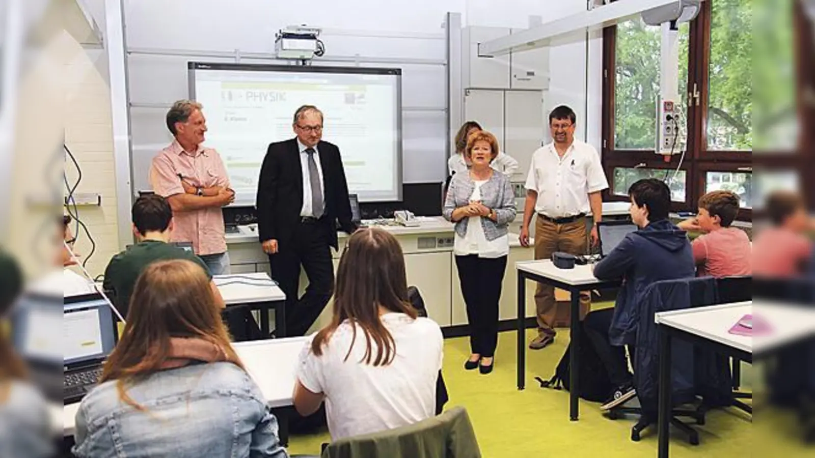 Stathis Paparodopoulos, Dr. Wolfgang Krips (beide von Amadeus), Schulleiterin Helma Wenzl, und Physiklehrer Martin Angermair (stehend, v. li.) bei der Einführung der neuen Laptops.	 (Foto: Förderverein AFG)