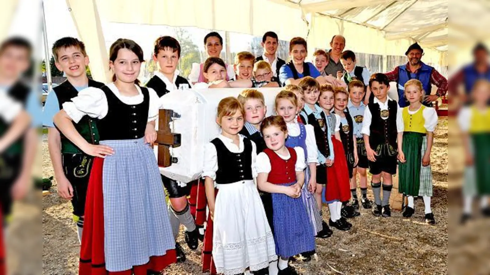 Der neue Maibaum wird von den Mitgliedern der Ebrachtaler unter der Obhut der beiden Vorstände Michael Wiefarn und Martin Lohmayer (hinten, v. li.) gut bewacht.	  (Foto: Sybille Föll)