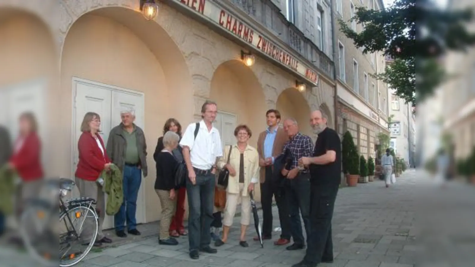 Der Bezirksausschuss zu Besuch im Maxim: Siegfried Daiber (r.) erklärte Roland Zintl (5.v.l), Ingeborg Staudenmeyer (6.v.l.), Thomas Neuberger (7.v.l.) und Hans-Jörg Scheerer (8.v.l.) die augenblickliche Situation. Auch einige Nachbarn und Fans des Kinos hatten sich eingefunden. (Foto: bb)