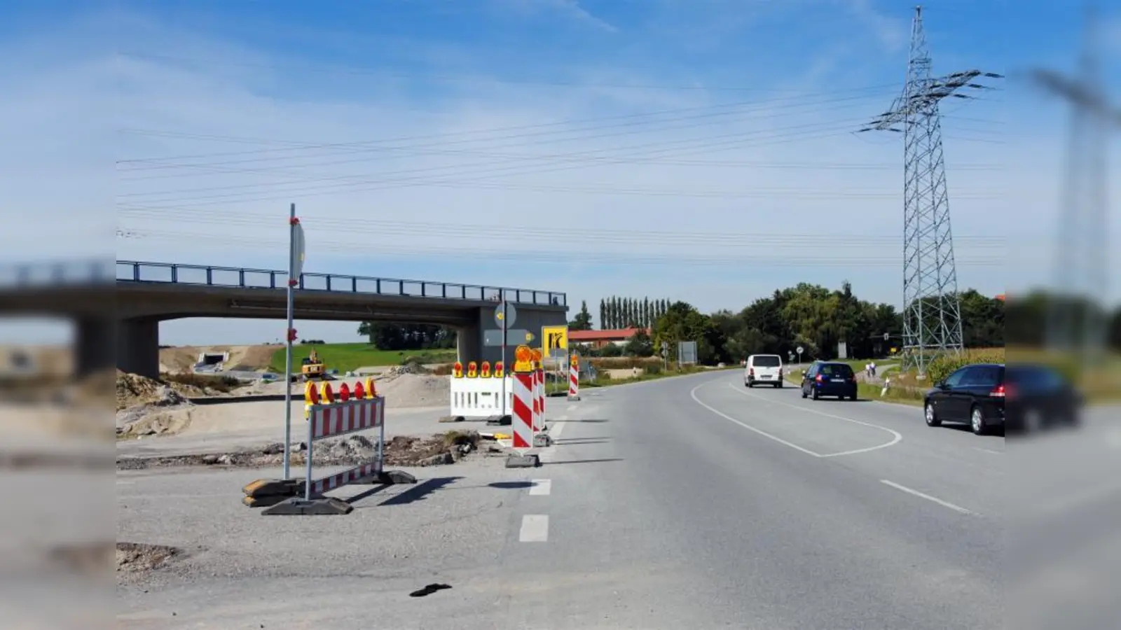 Die Brücke ist bereits gebaut, die Anschlüsse an die neue Verbindungsstraße B2 müssen jetzt noch erstellt werden – deshalb ist die Einmündung der Augsburger Straße (links) momentan komplett gesperrt. (Foto: Eva Schraft)