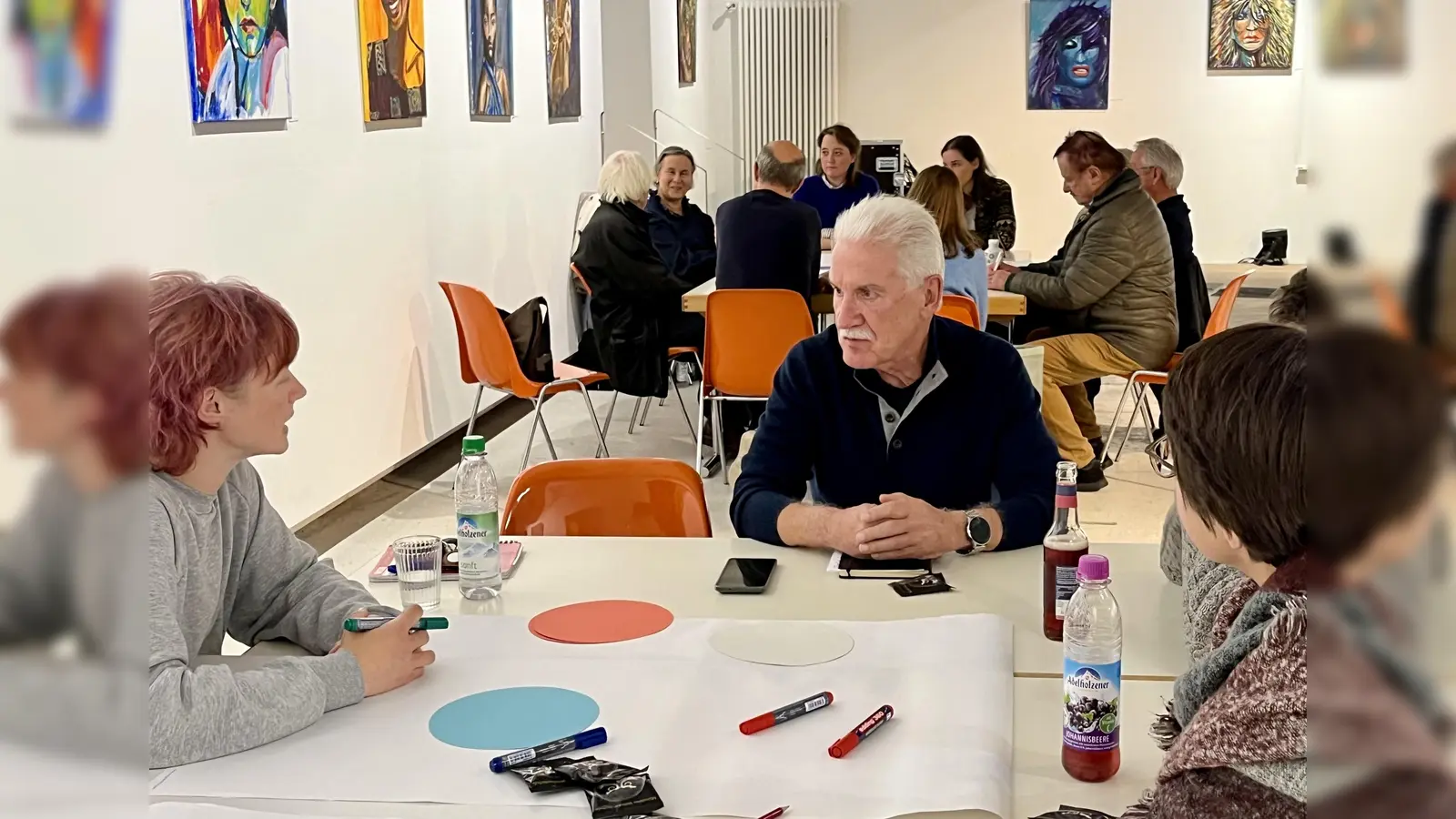 Julia Irländer vom Feierwerk und Jürgen Müller von der Bürgerinitiative Aubing-Neuaubing diskutierten über mögliche Formate für Jugendliche. (Foto: Ulrike Seiffert)