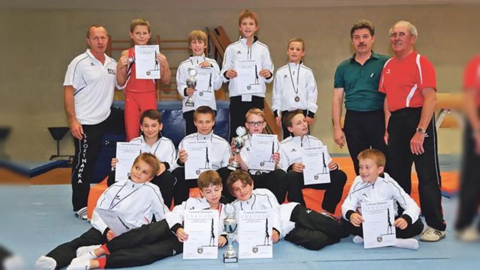 Die Mannschaften der AK9/10, AK 11/12 und AK 13 mit ihren Trainern Kurt Szilier (l.) und Valerij Ostrouschko und Richard Hörle (r.).  (Foto: VA)